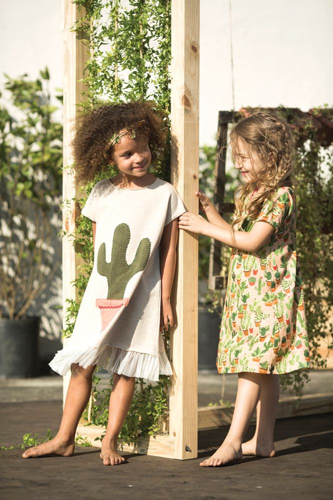 Crianças vestindo roupas coloridas e confortáveis com estampas divertidas